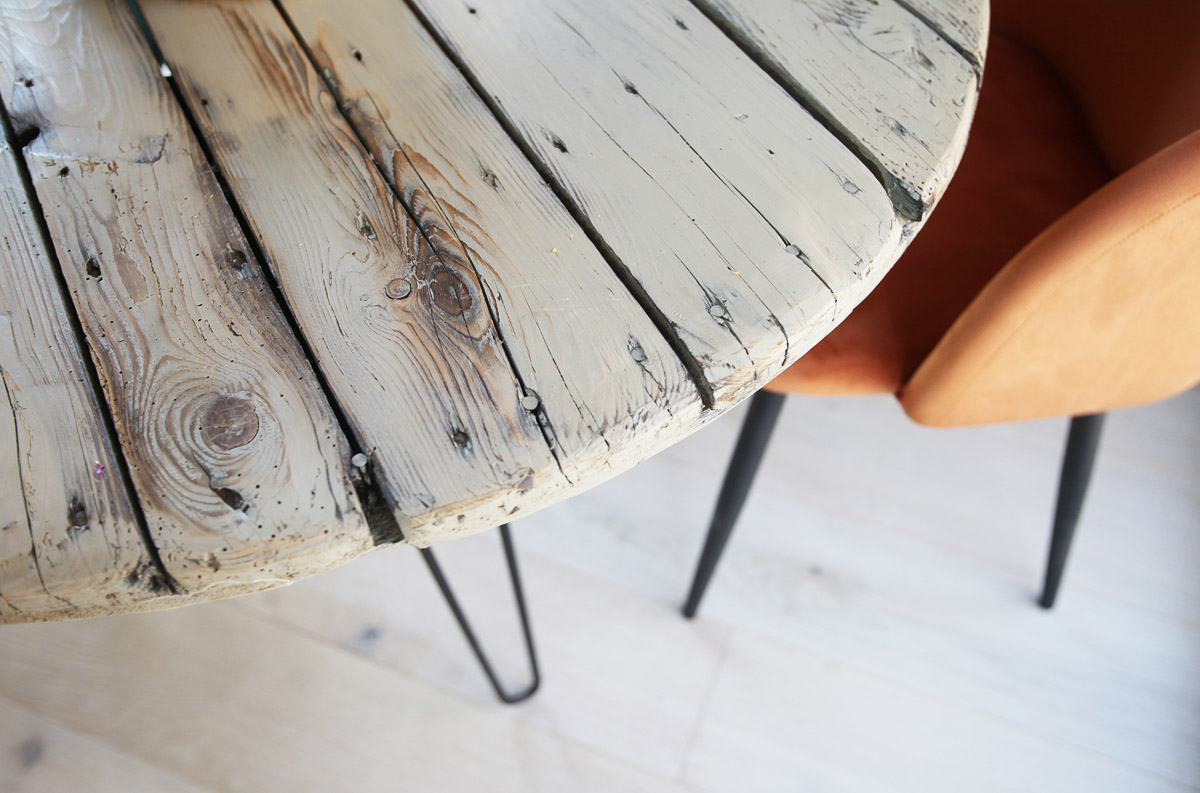 tavolo con legno di recupero
